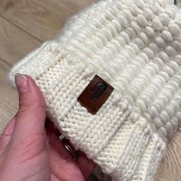 North Face Women’s White Knit Hat Tuque Winter - Picture 2 of 4